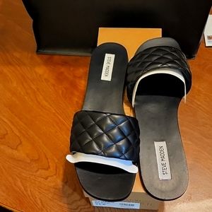 Quilted black sandals/slides